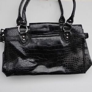 Elegant Black Crocodile-Patterned Shoulder Bag